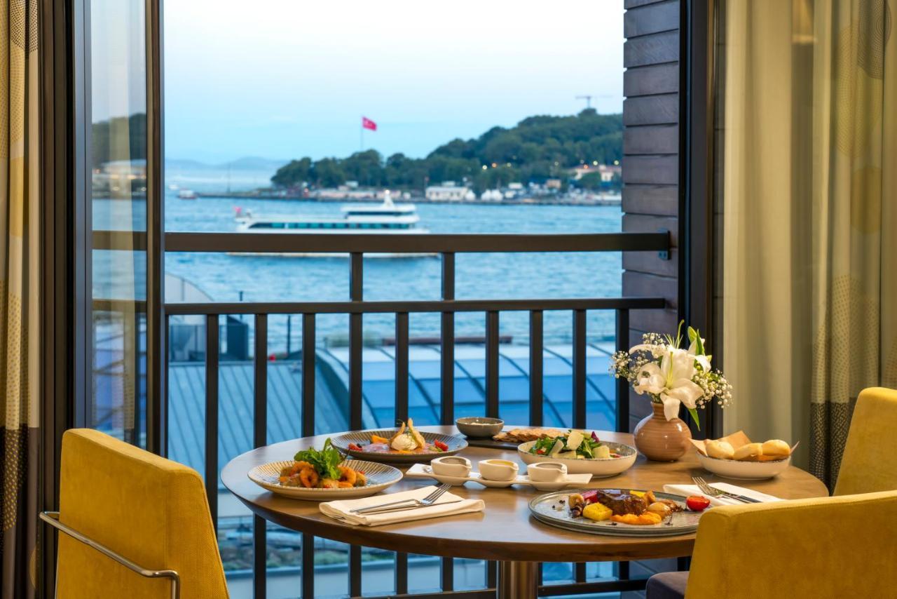 โนโวเทล อิสตันบูล บอสฟอรัส Hotel ภายนอก รูปภาพ A view of the Bay of Naples from the hotel