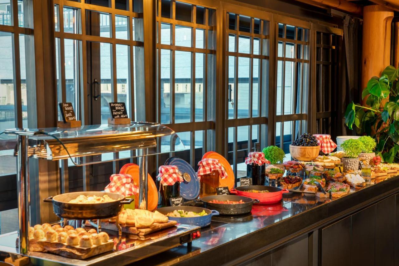 โนโวเทล อิสตันบูล บอสฟอรัส Hotel ภายนอก รูปภาพ A buffet at a restaurant