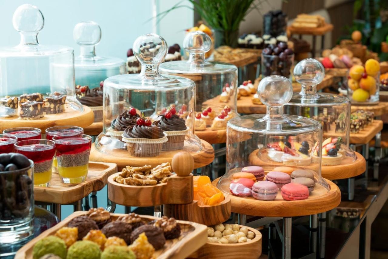 โนโวเทล อิสตันบูล บอสฟอรัส Hotel ภายนอก รูปภาพ A dessert buffet