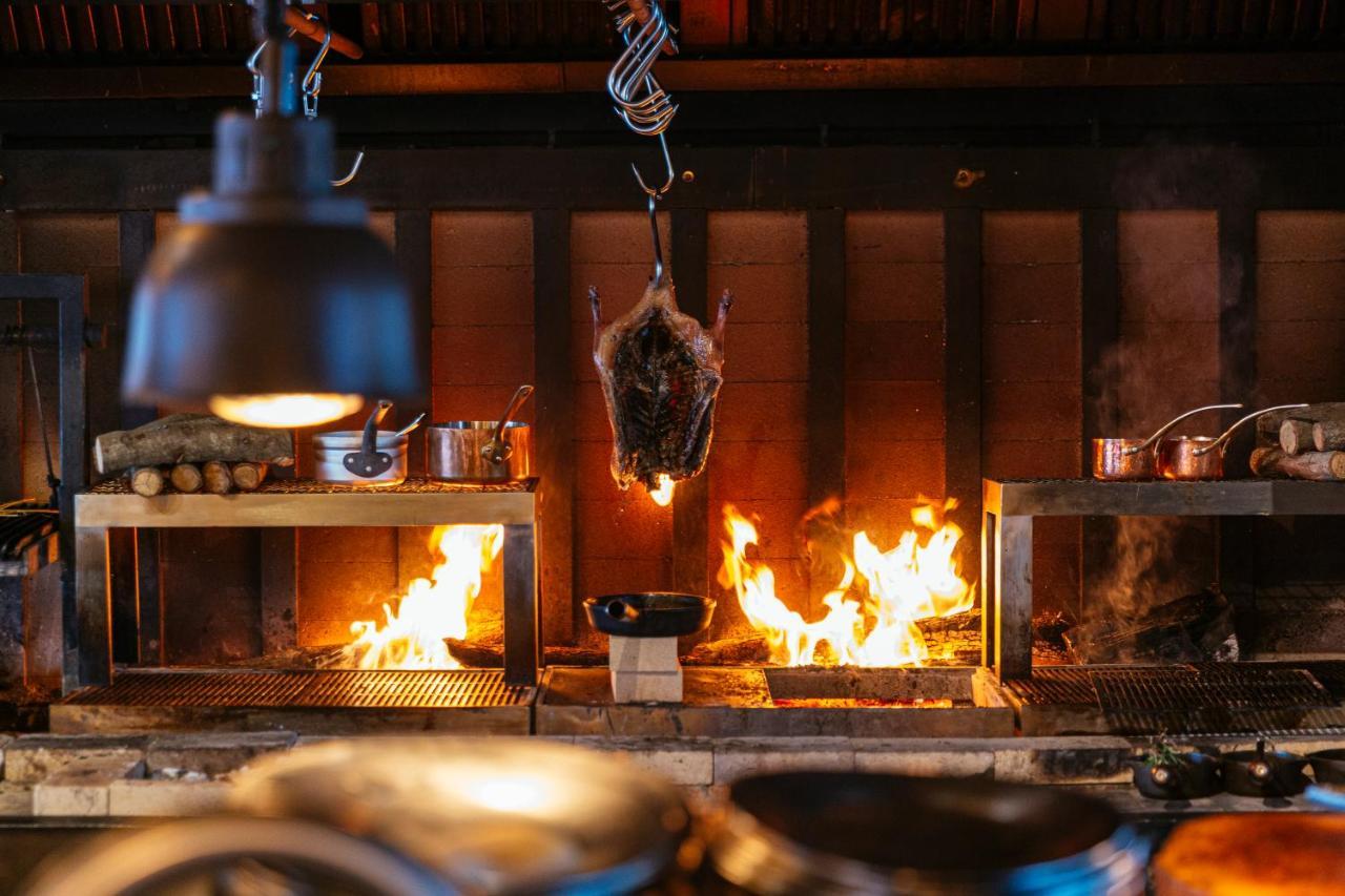 โนโวเทล อิสตันบูล บอสฟอรัส Hotel ภายนอก รูปภาพ A duck being roasted over a wood-burning grill