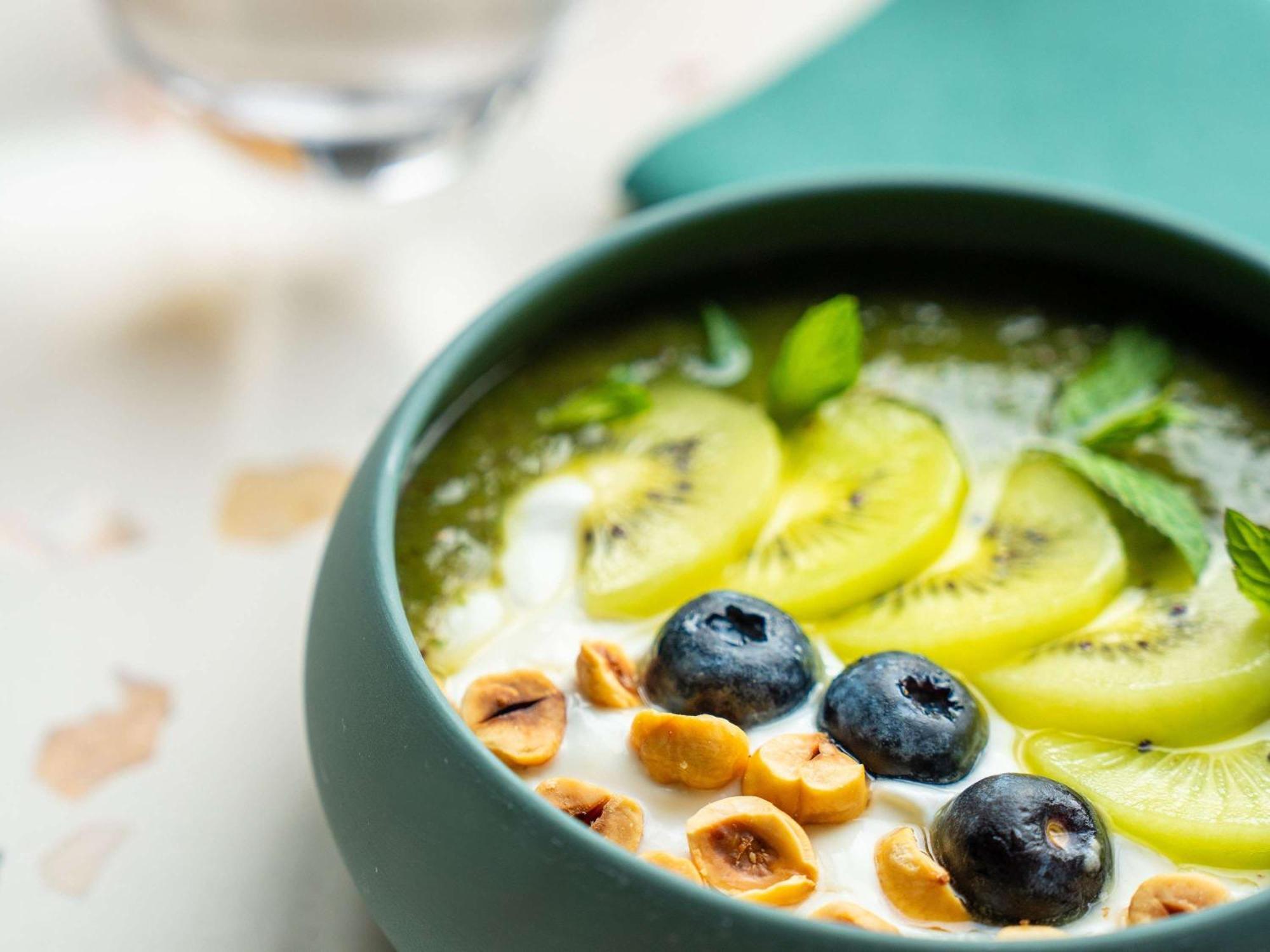 โนโวเทล อิสตันบูล บอสฟอรัส Hotel ภายนอก รูปภาพ A smoothie bowl with kiwi, blueberries and nuts