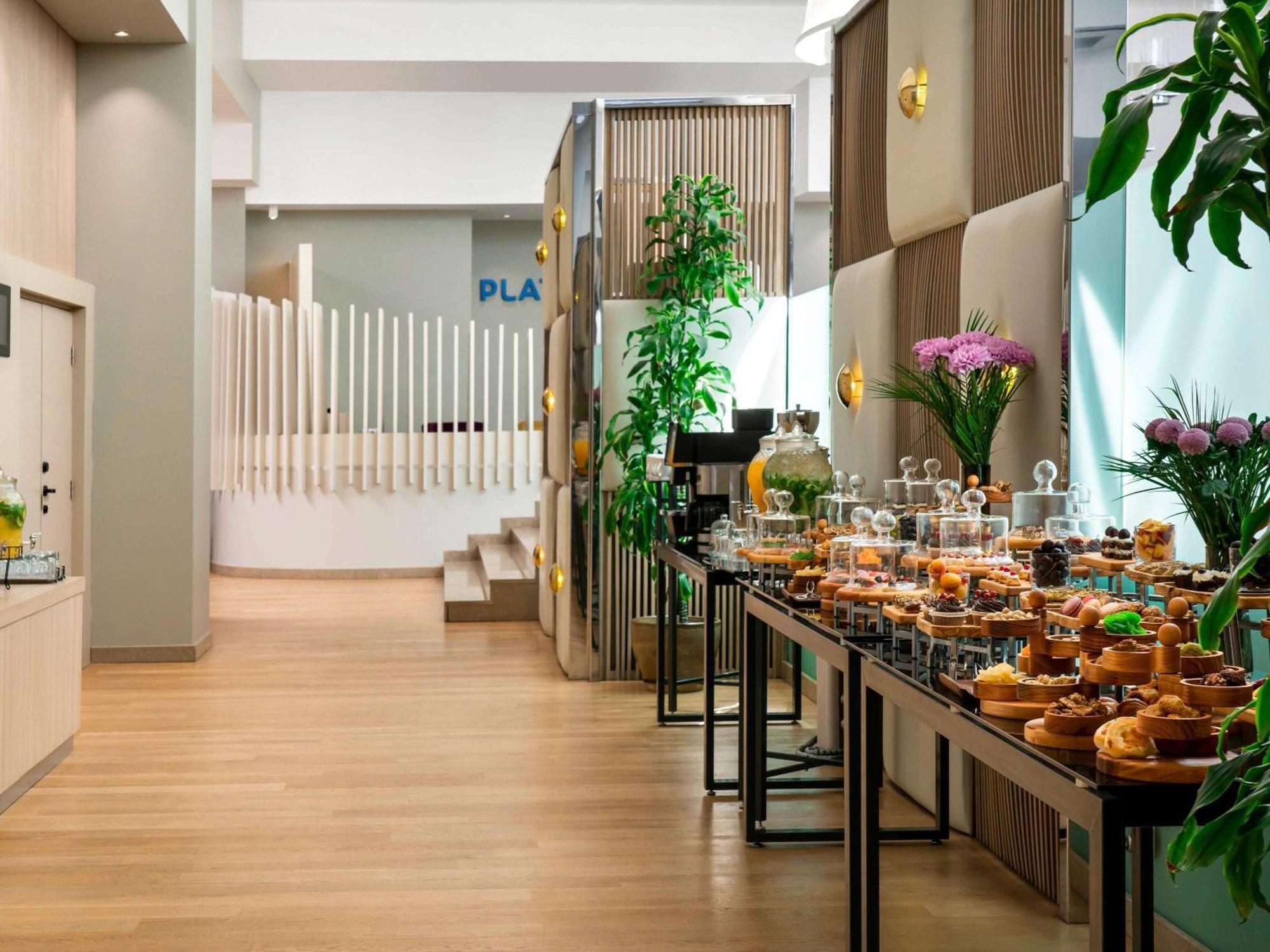 โนโวเทล อิสตันบูล บอสฟอรัส Hotel ภายนอก รูปภาพ The Plaza Business Club at London Heathrow Airport