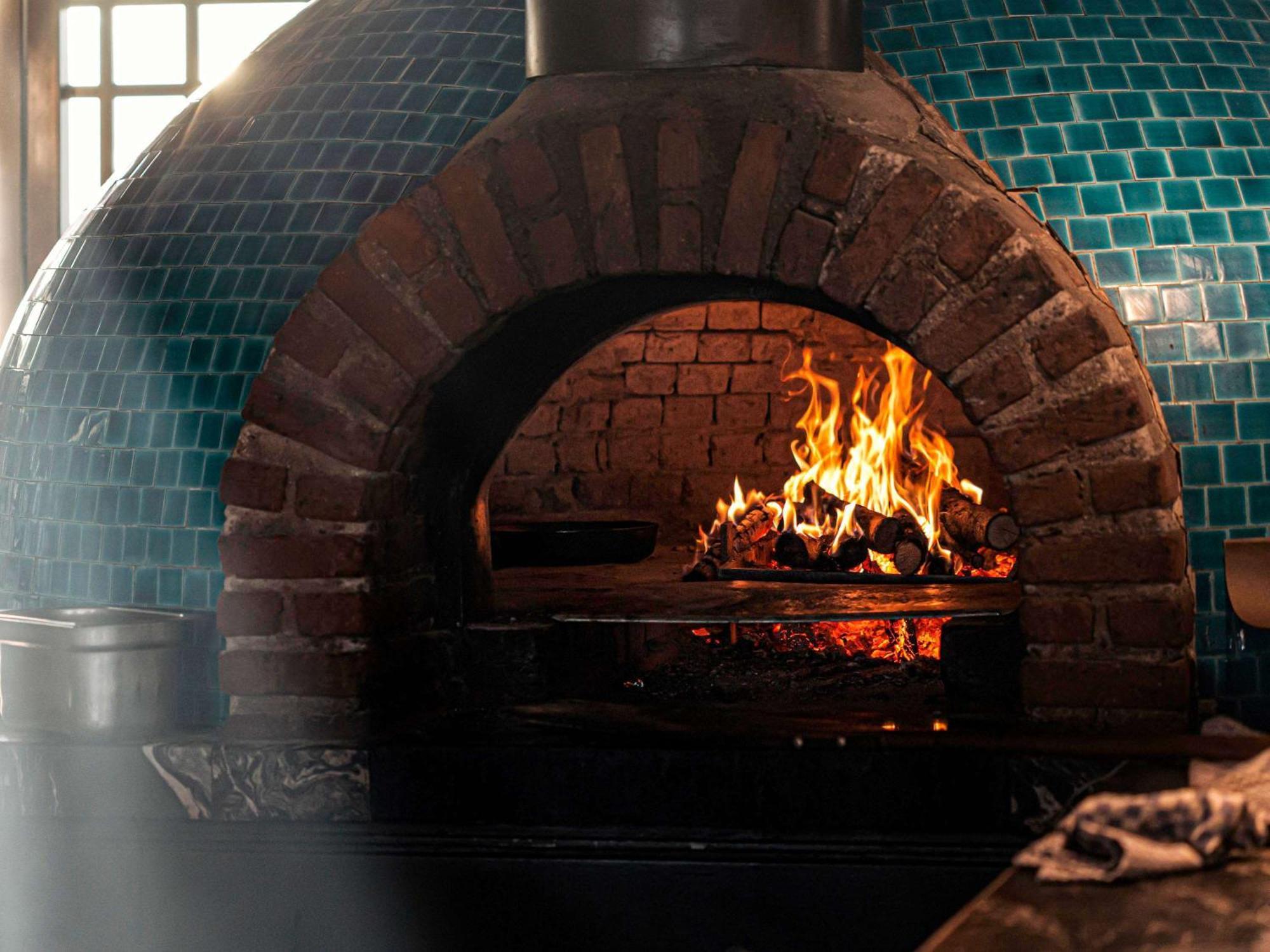 โนโวเทล อิสตันบูล บอสฟอรัส Hotel ภายนอก รูปภาพ Wood-burning oven