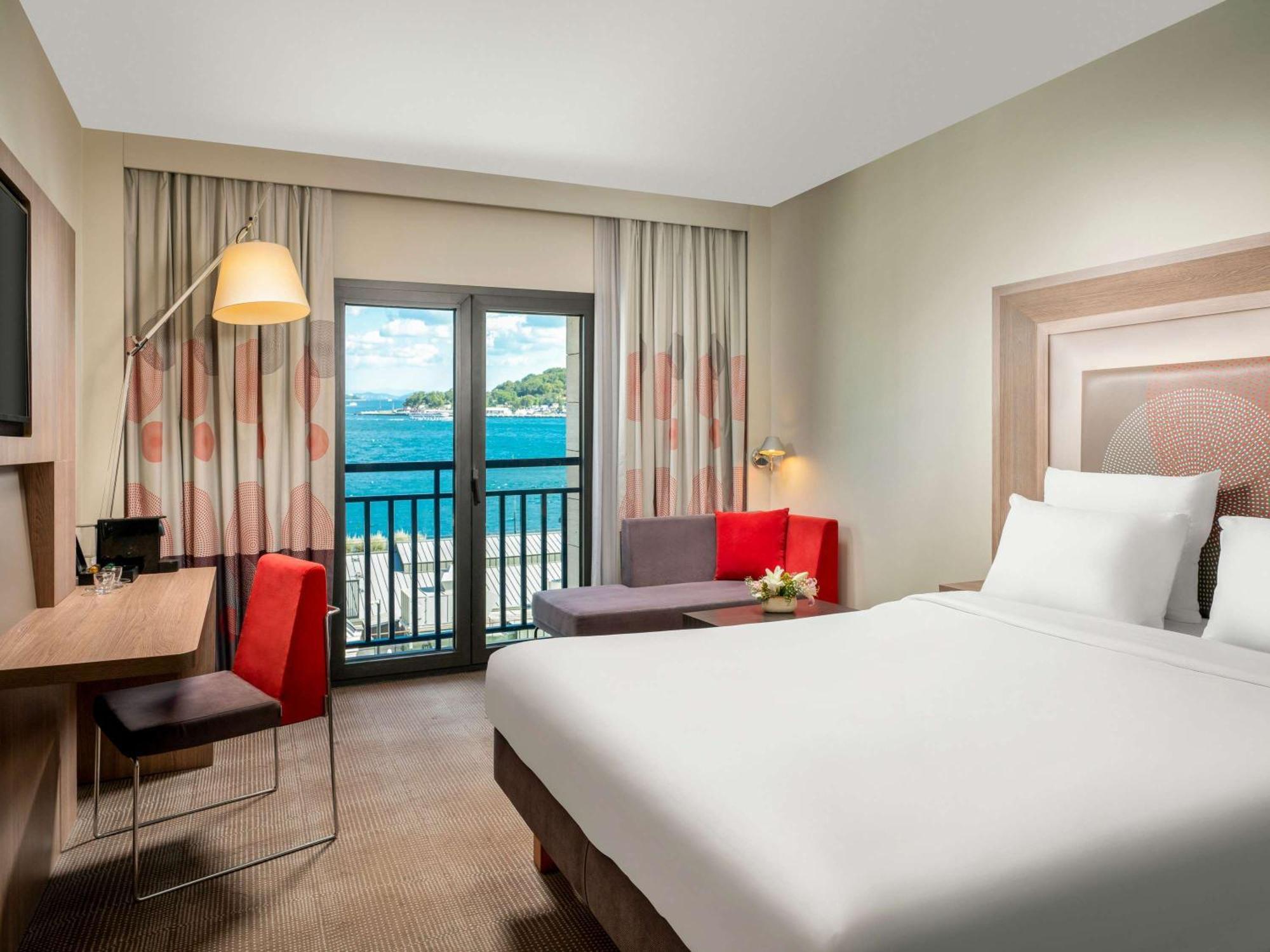 โนโวเทล อิสตันบูล บอสฟอรัส Hotel ภายนอก รูปภาพ A room at the Hilton Athens